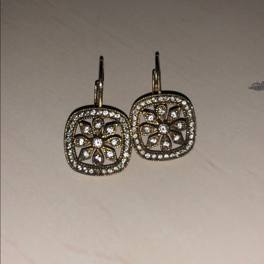 Dangly gold earrings with flowers design